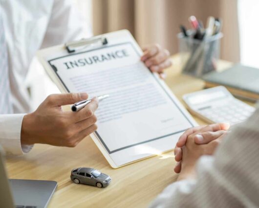 Public Adjuster explaining the insurance claim to the insured. {{brizy_dc_image_alt imageSrc=